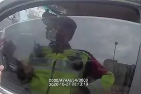 这个爹，通宵喝酒后竟醉驾送两娃上学图片