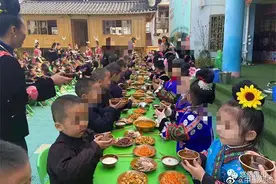 贵州一幼儿园让孩子学“敬酒”？当地教育局：是喝白开水图片
