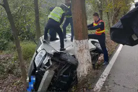 司机操作失误连人带车翻沟里 交警、路政多部门救援图片