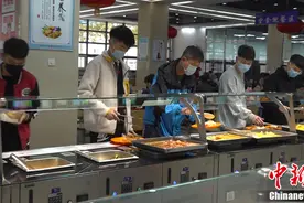 「2020·指尖城市」机器人炒菜，计算你的卡路里，寻味高校“智慧食堂”图片