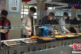 机器人炒菜，计算你的卡路里，寻味高校“智慧食堂”图片