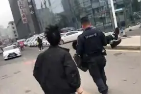 “让一下、让一下……”！贵州一小男孩放学被车撞！警察抱着他冲向医院图片