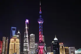 为S10冠亚军决赛助威，东方明珠、上海中心被“英雄联盟全球总决赛”点亮了图片