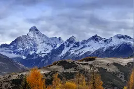 追寻秋日的诗和远方 去小金拥抱雪山彩林图片