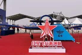 “红星飞行表演队”首次亮相，由退役空军资深飞行教官组成图片