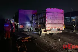 成绵高速昨晚三车连环相撞 一司机被困 消防拆车救人图片