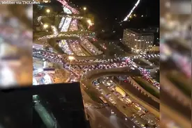 大量法国人封城前离开巴黎 道路挤满车辆水泄不通视频封面