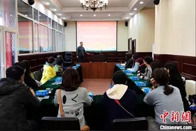 来沈阳故宫学拆钟表 感受古钟表精妙设计图片