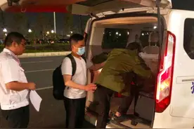 流浪汉漂泊三十载终回家 救助站专人千里护送图片