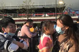 320万想观战S10的人是谁？云南来的玩家，大学生情侣，7岁女儿的父亲图片