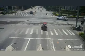 女子撑伞坐电动车，一阵风吹过，最担心的事情发生了……图片