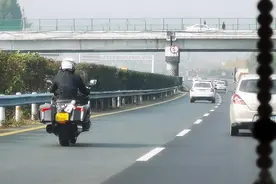 摩托车究竟能否上高速？车主和交警各执一词图片