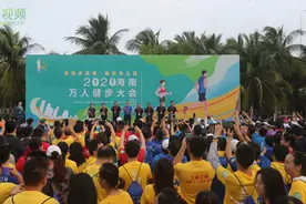2020海南万人健步大会海口开走 吸引逾万名市民游客参加图片