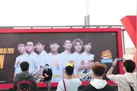 英雄联盟S10总决赛火热进行中，玩家为中国战队呐喊助威！