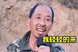 养鸡大叔播音腔读《再别康桥》网友：老天赏饭 人间浪漫图片