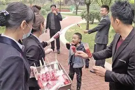 这个小区里人手一串糖葫芦，羡慕了！又是别人的物业图片