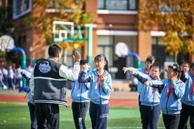 "拳王”给这所小学设计了一套军事训练课，孩子们都说太酷了图片