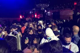 不戴口罩聚众狂欢 纽约警方突击搜查近400人万圣节派对图片