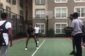 安东尼儿子超强1v1单打引爆小区球场 韦德为侄子点赞图片