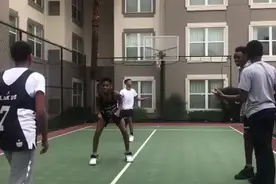 安东尼儿子超强1v1单打引爆小区球场 韦德为侄子点赞图片