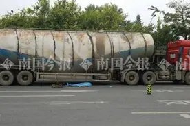 突发！广西柳州路上大车碰撞自行车，77岁老人卷入车底不治身亡图片