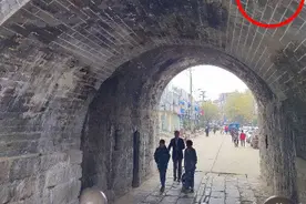 寿县正阳关城门被剐蹭事件续：当事人被责令恢复受损圈顶砖原状图片