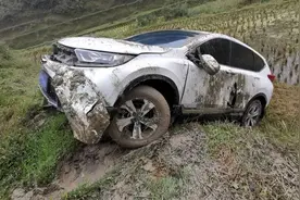 雨雾天气道路湿滑，车速太快直接冲下路面！| 覆车之戒图片