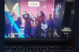 追星直播两不误！李佳琦趴窗户看张韶涵演出，惊现“壁虎式应援”图片
