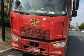 半挂车司机耍“小聪明”闯禁，记12分驾照降级图片