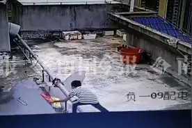 柳州13岁少年持汽油到天台纵火，瞬间烈火熊熊，浓烟滚滚图片