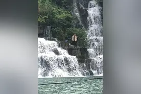 男子钓鱼突然被困瀑布中间，原因又好笑又好气图片