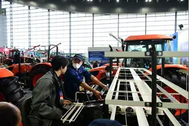 71岁老人听孙女讲“AI农具”安装了摄像头、AI处理器等元件的智能农机亮相农博会图片