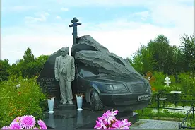 俄罗斯人在墓碑上“写人物传记”图片