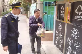 垃圾强制分类首日，南京近2万人“桶边指导”、90%小区撤桶并点图片