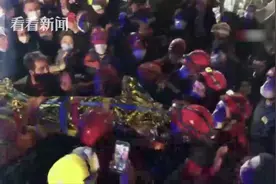 土耳其14岁女孩地震被埋58小时获救 现场响起掌声图片