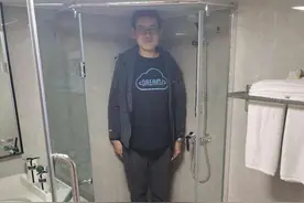1米93的杭州程序员因“顶天立地”看房照红了：坐地铁永远看到一片头顶！他想征个婚图片