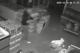 10岁男孩被锁超市一整夜，看完监控视频笑出声图片