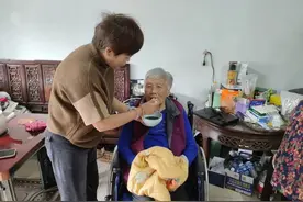 烧菜喂饭、换尿布、泡脚……她说陪伴在母亲身边的每一天都要珍惜图片