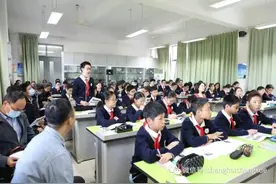 道法列入新中考计分科目！思政课如何让学生眼睛“亮起来”？上海这个区这样做图片