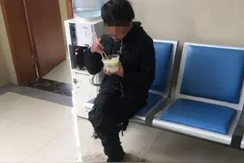 女孩河边玩水浑身湿透无人管 背后故事让人伤心图片