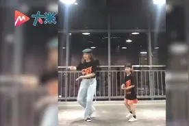妈妈陪着内向女儿学街舞 如今母女同台飚舞像姐妹图片