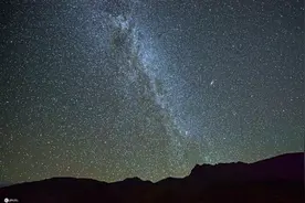 西藏的夜晚星空璀璨 灿烂夺目图片