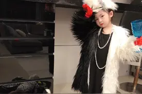 贺军翔女儿美宝一人cos五角 小妹狗狗装亲情出镜图片