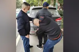 武汉一惯偷专盯校园门口学生家长，反扒民警抓现行视频封面