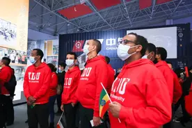 武汉抗疫展迎来留学生团队，他们这样感叹图片