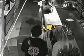 男孩玩捉迷藏躲进超市被误关一整夜，监控画面让人哭笑不得图片