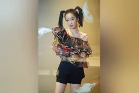宋茜双马尾造型亮相晚会 唱青岛rap反转魅力爆棚图片