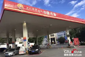 「为西藏小康加油」布宫脚下的“最美加油站”图片