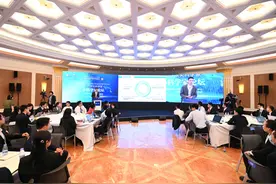 顶尖科学家与英才学生同桌对话，桌布讨论载满奇思妙想图片