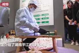 五毛一包的辣条，如何打赢“尊严保卫战”| 睡前聊一会儿图片